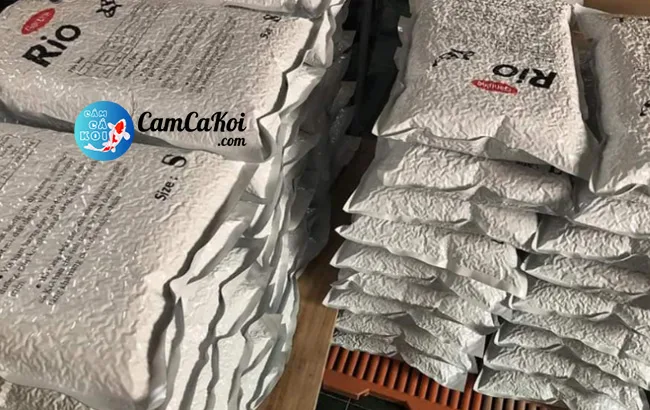 Các bao cám cá Koi RIO xếp chồng trong kho