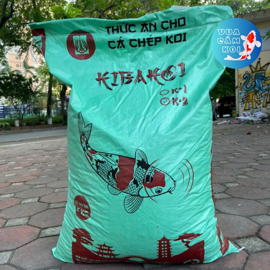 Bao cám cá Koi Kibakoi 2 in 1 25kg chính hãng, bao dệt màu xanh ngọc in hình đỏ nâu